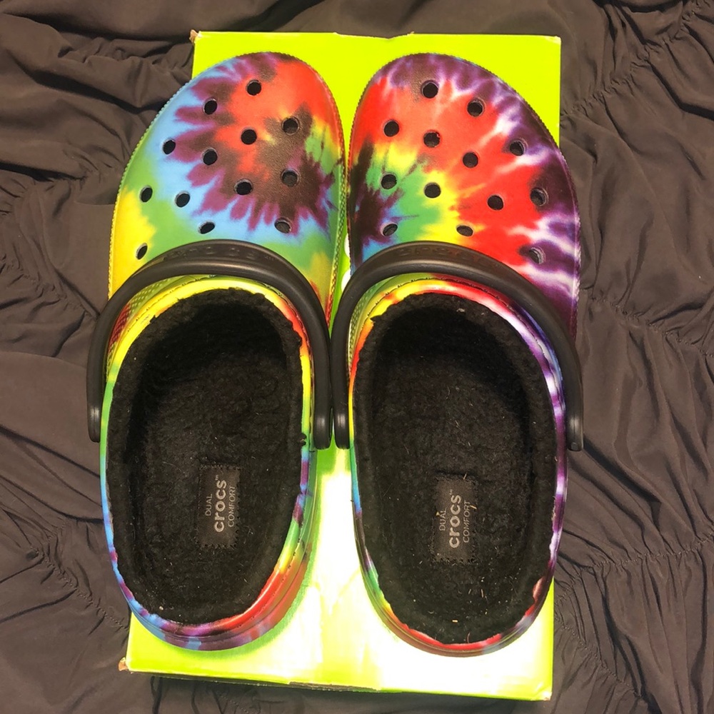 classic lined tie dye clog